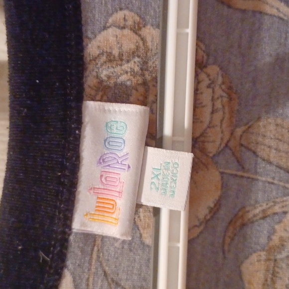 Lularoe Hudson short sleeve top - Picture 3 of 4